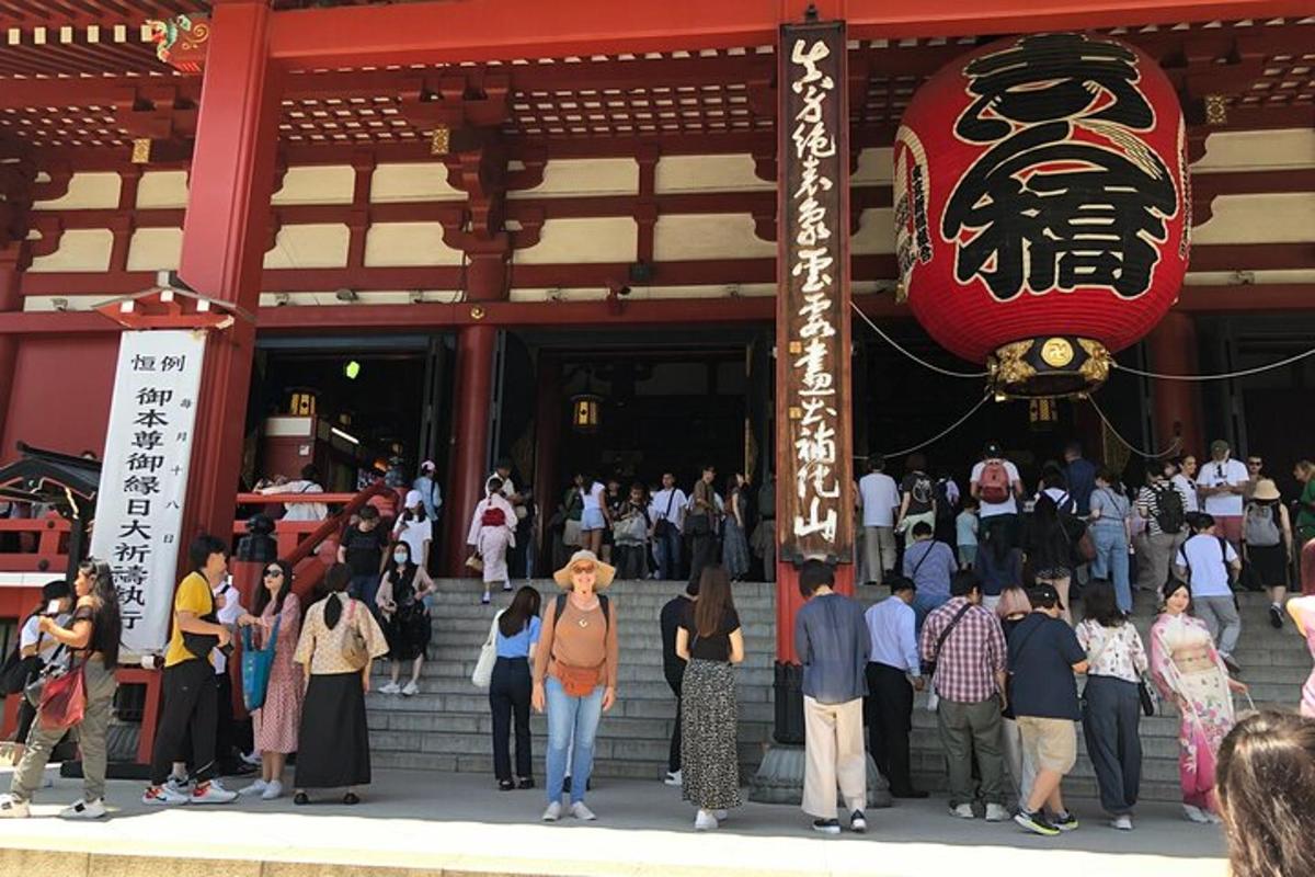 一群人站在建筑物外面
