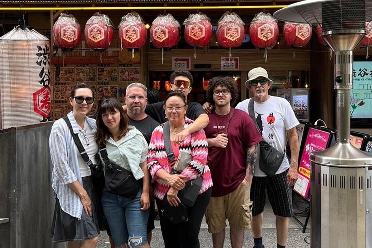 一群人站在商店前