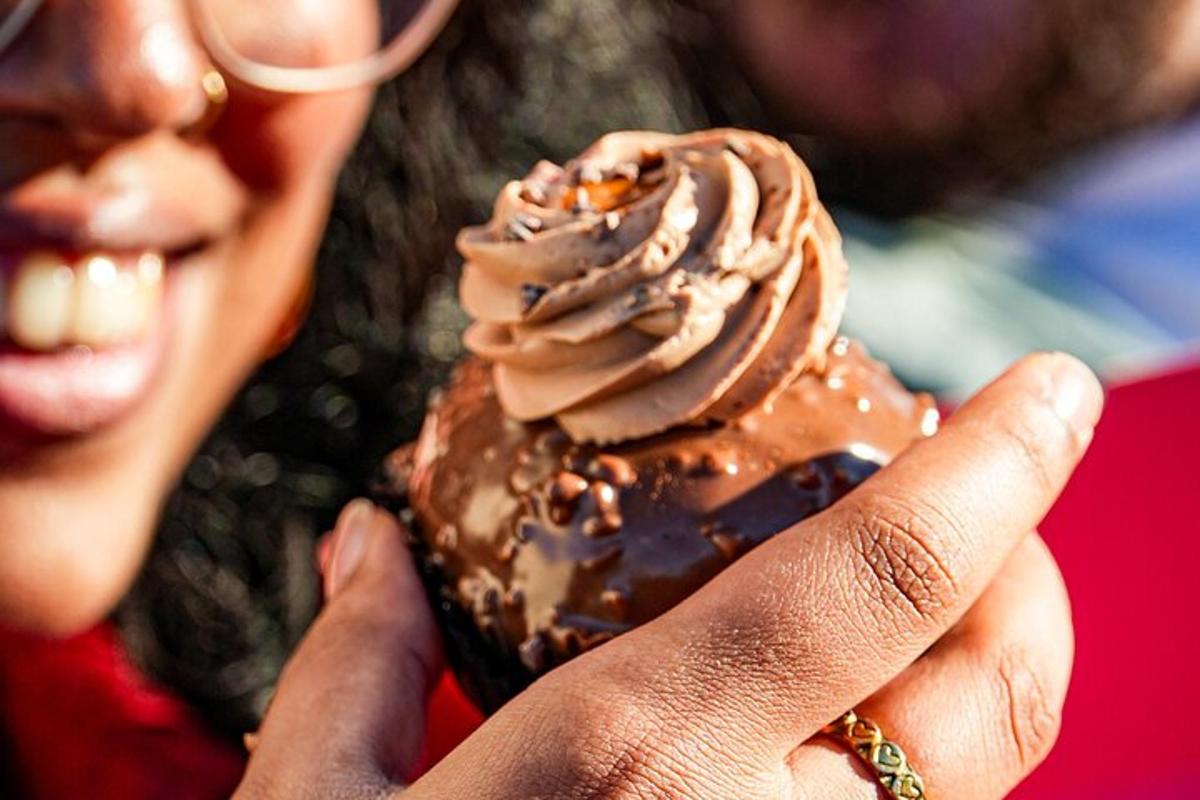 uma mulher está segurando uma casquinha de sorvete de chocolate