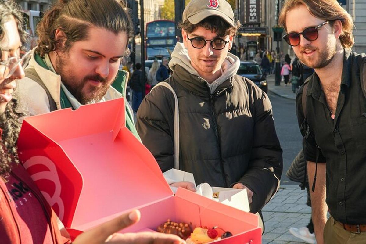un gruppo di uomini che tengono in mano una scatola di cibo