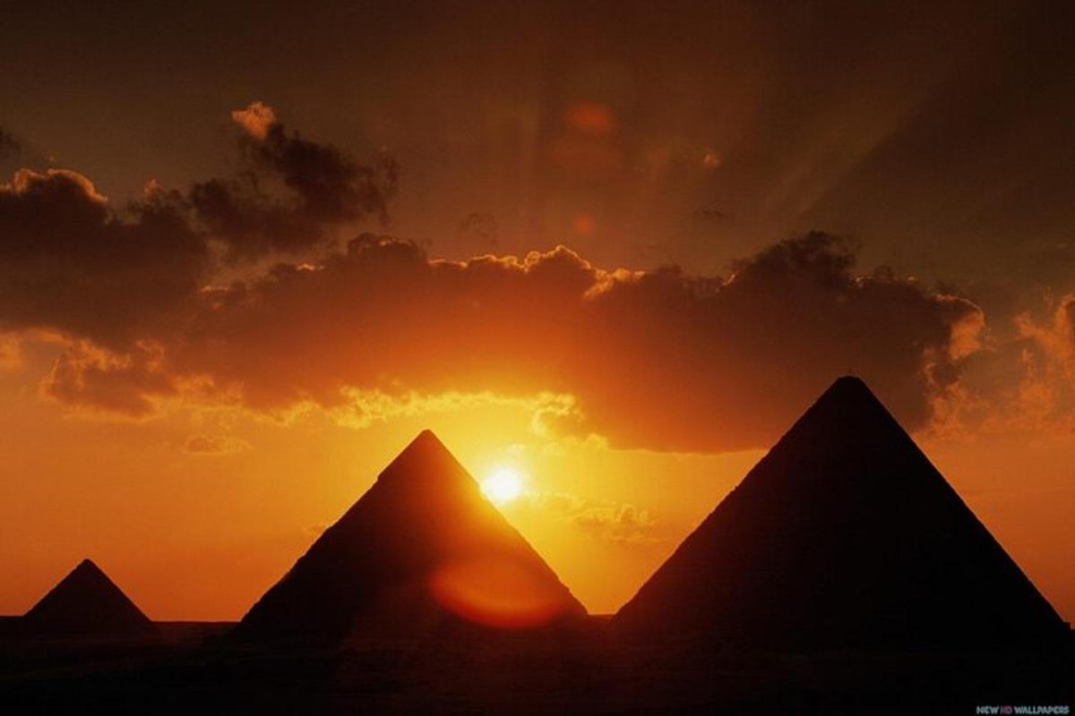 un'immagine delle piramidi al tramonto