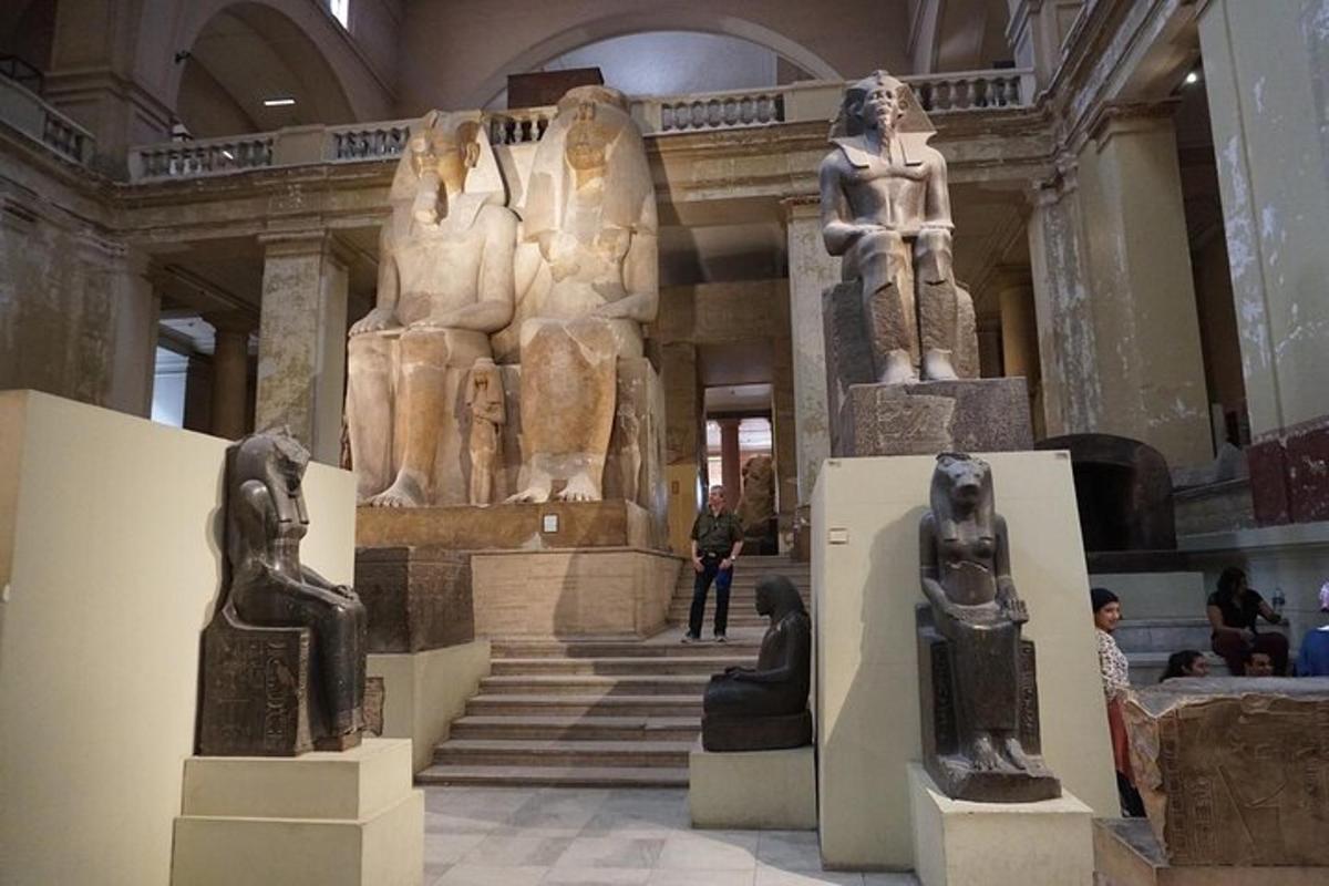 un museo con statue esposte in un edificio