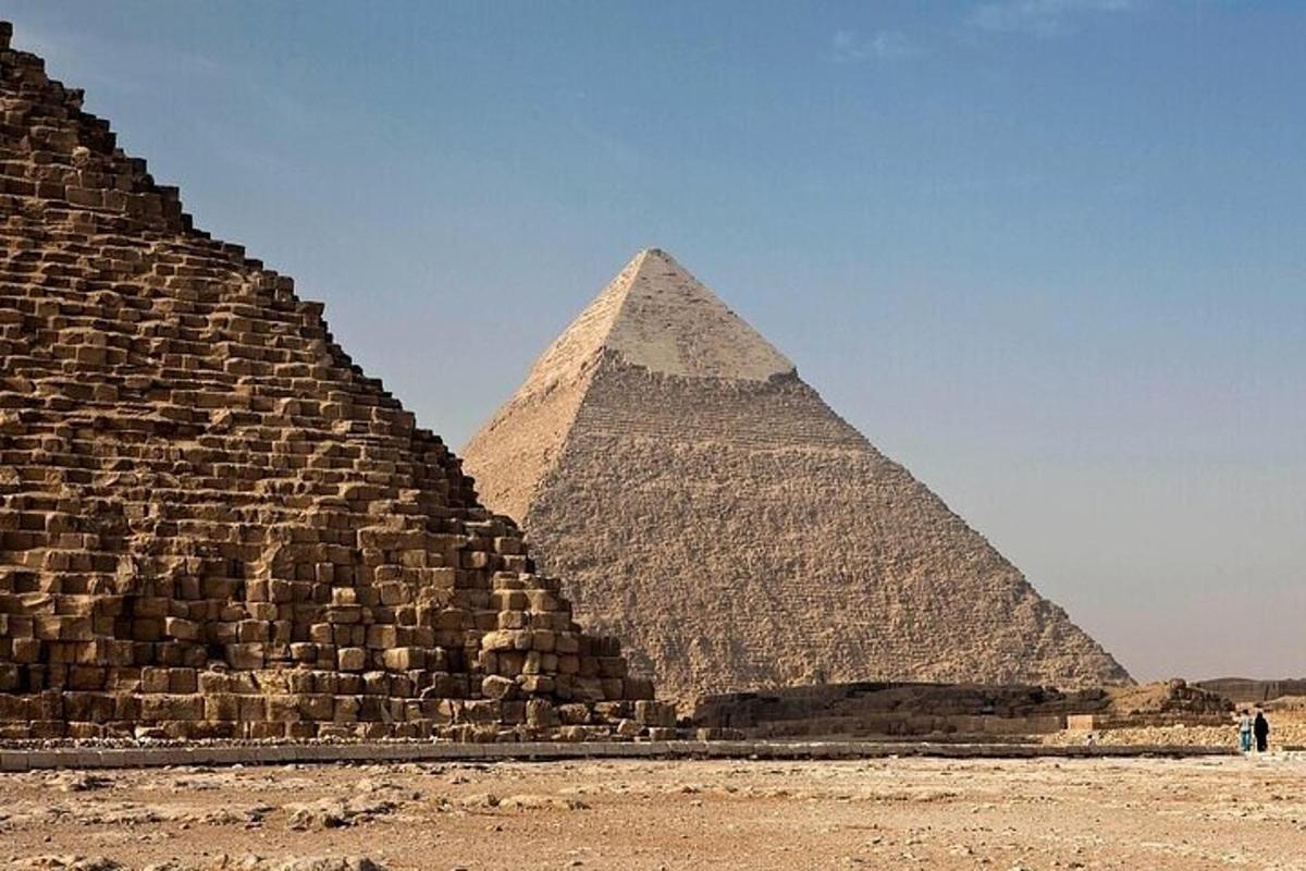 una vista della piramide di Arah e della sfinge