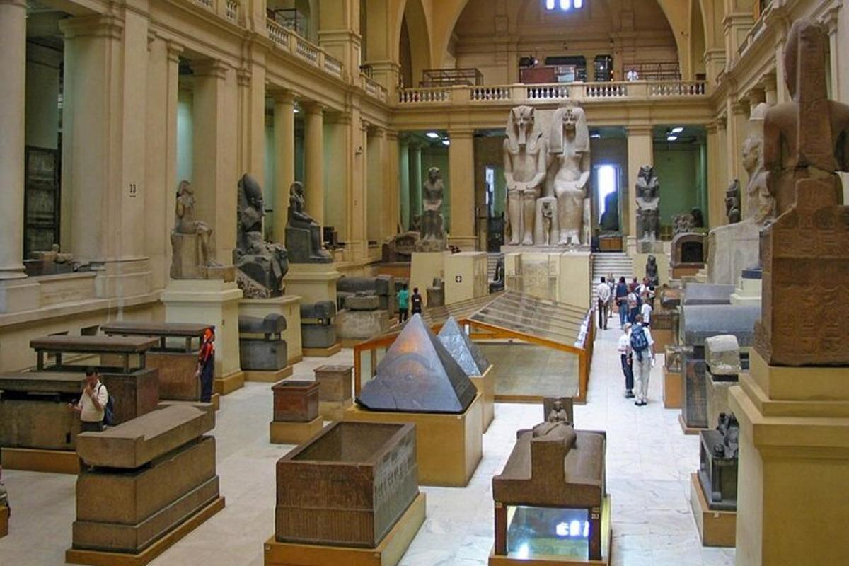 muuseum, kus on hoones palju kujusid