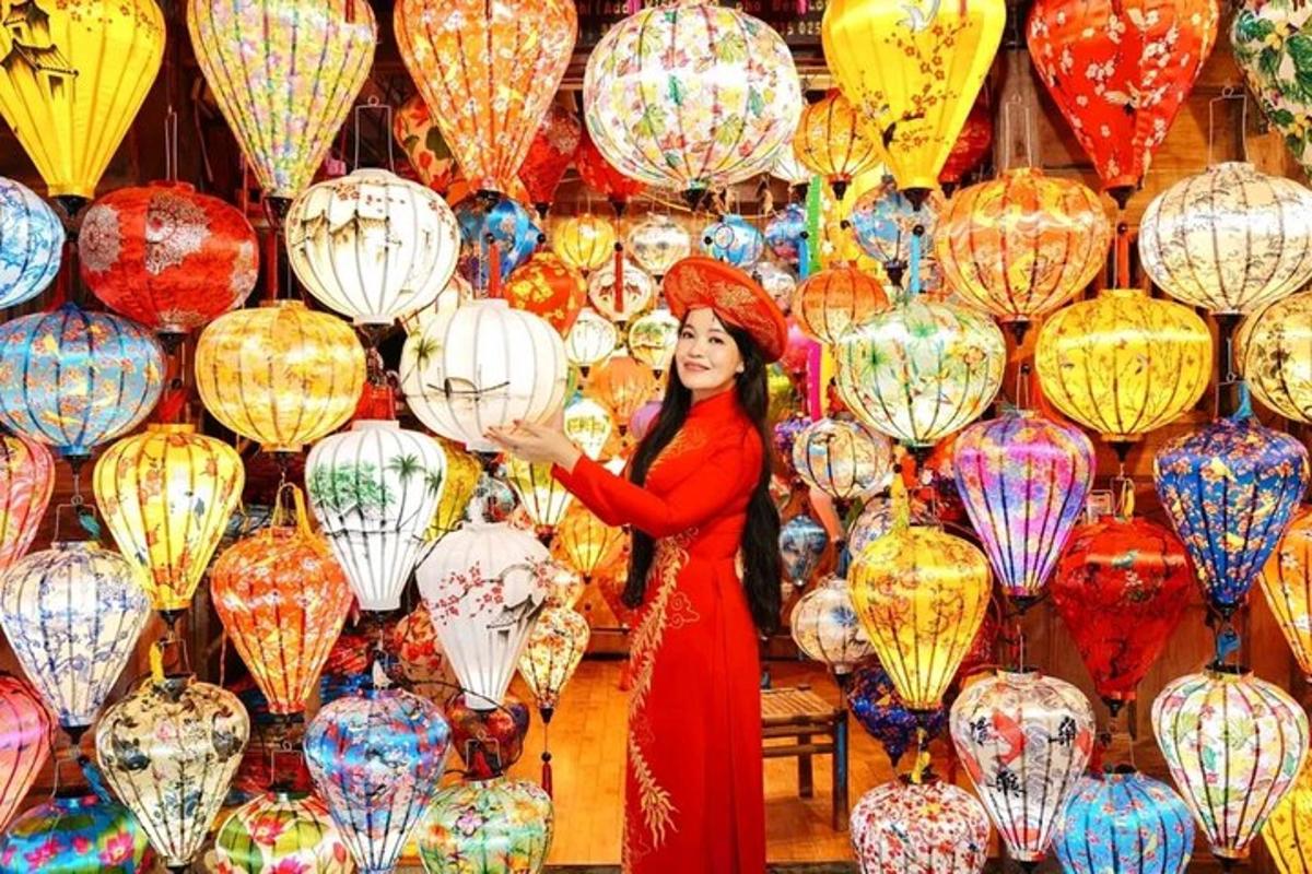 isang babaeng nakatayo sa harap ng display ng mga chinese lantern