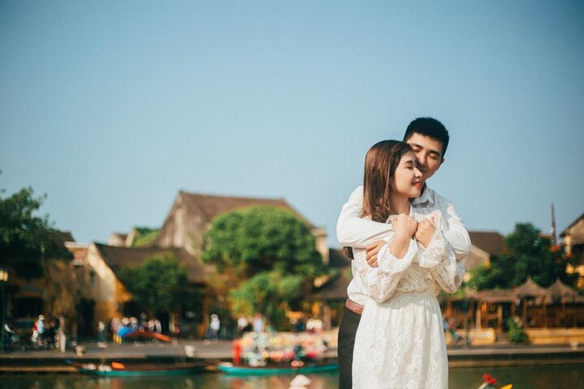 isang lalaki at isang babae na nakatayo sa tabi ng ilog