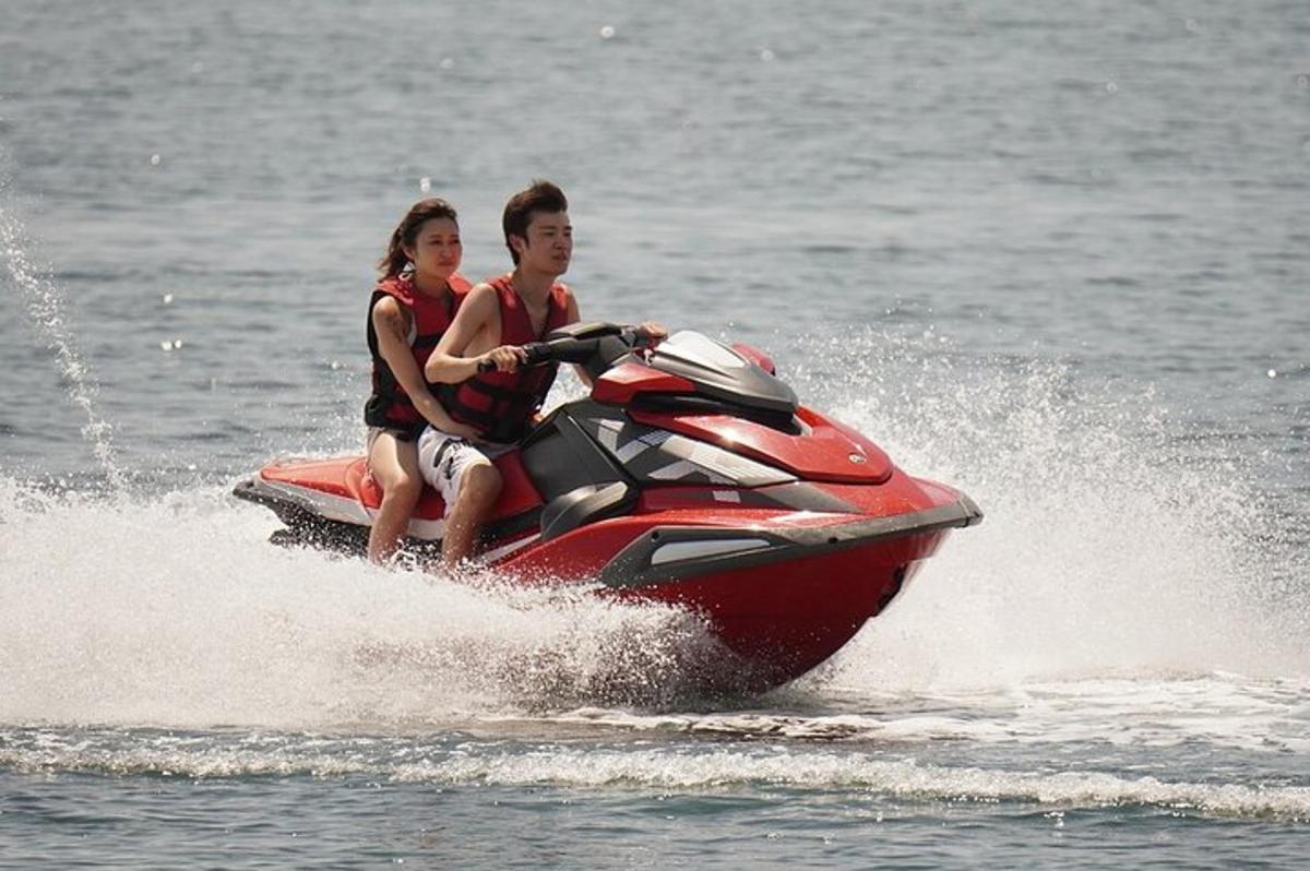 un uomo e una donna a bordo di una moto d'acqua in acqua