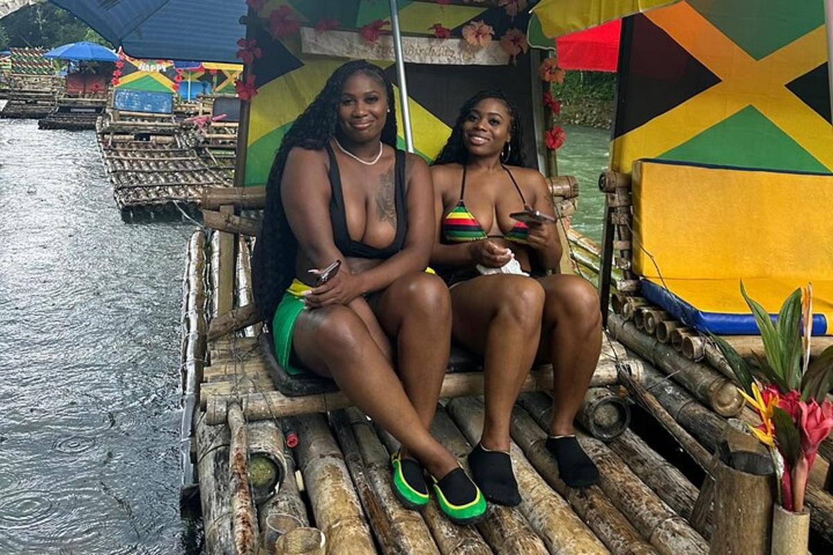 Dos mujeres en traje de baño sentadas bajo una sombrilla