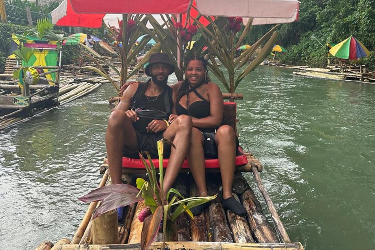 Dos mujeres sentadas en una balsa en el agua