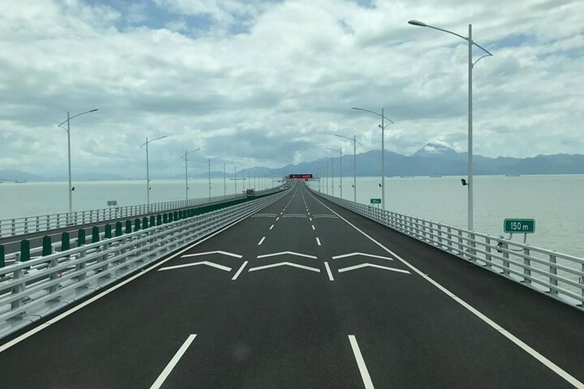 jalan kosong di atas jambatan di atas air