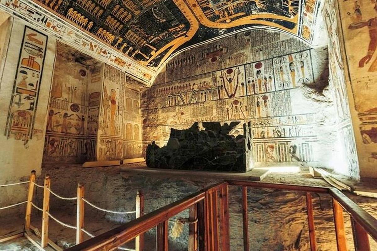 una habitación con pinturas en las paredes de un edificio