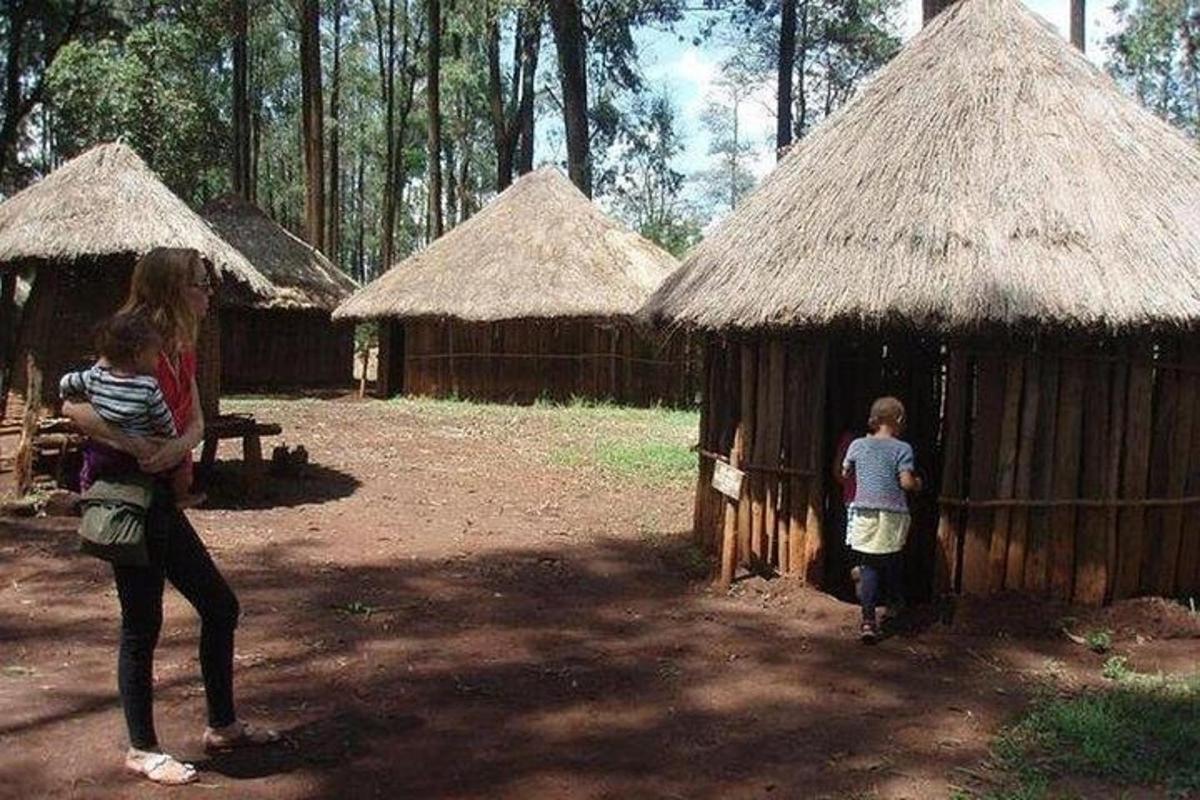 naine ja laps seisavad kahe onni ees