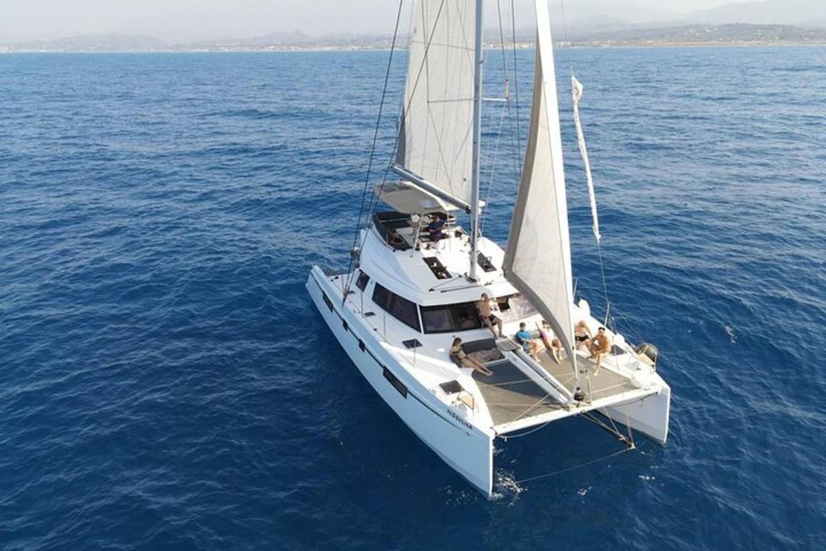 un grupo de personas en un velero en el agua