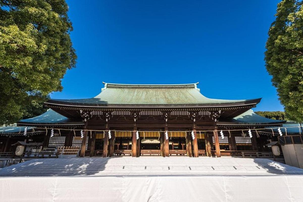 公園にある緑の屋根の塔