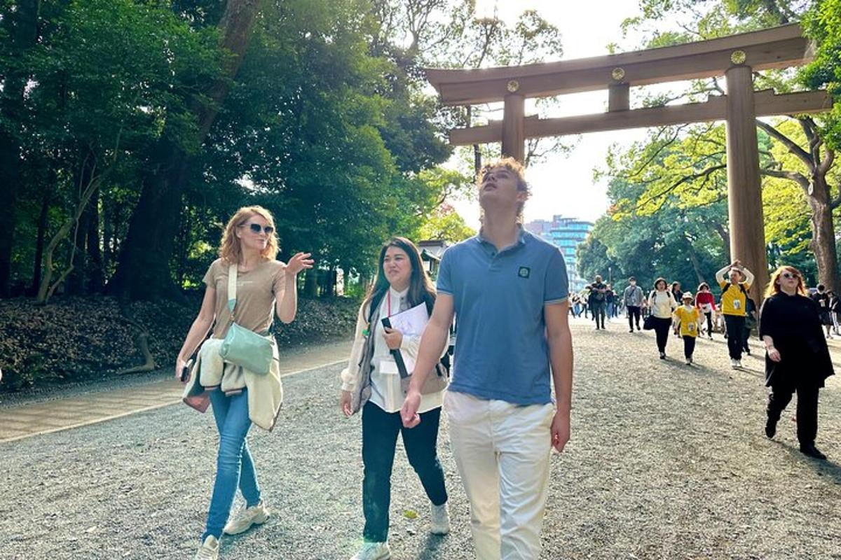 公園を歩いている男性と女性2人