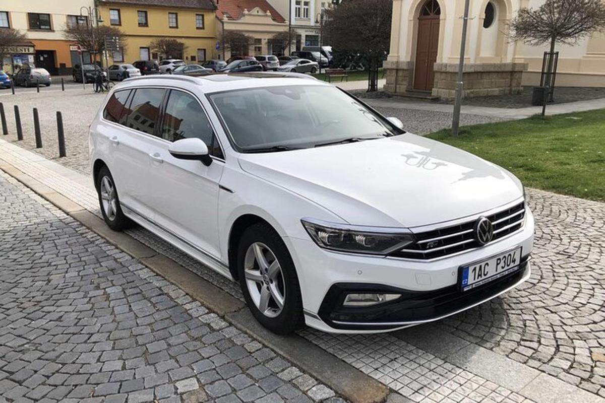 un cotxe blanc aparcat a la vora d'un carrer