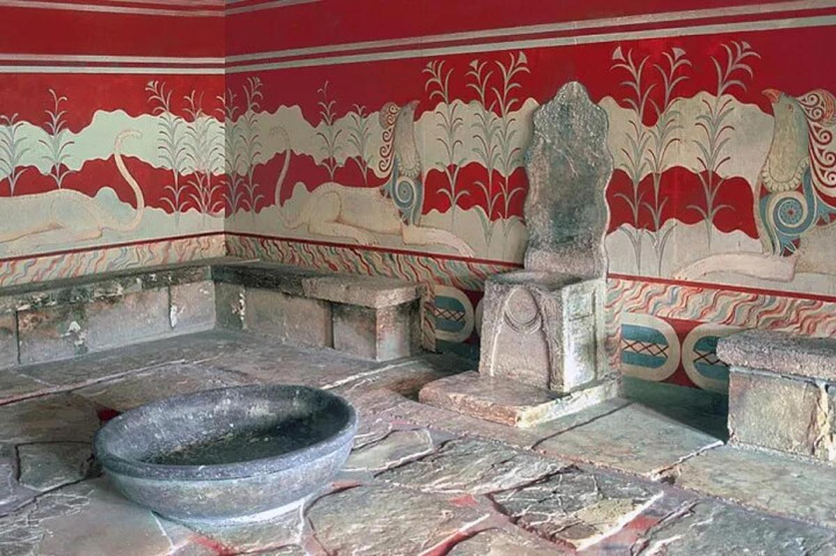 koupelna s toaletou a červenou stěnou