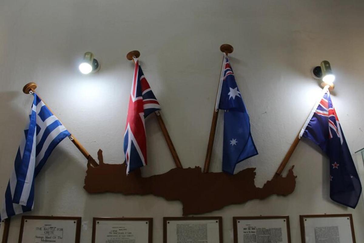 tri britanske in ameriške zastave, obešene na steni