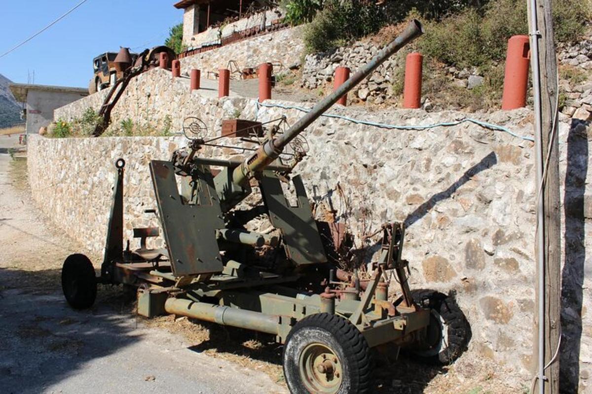 vojaško vozilo parkirano ob kamnitem zidu