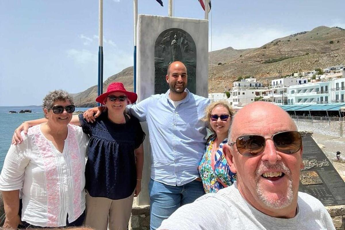 un gruppo di persone in piedi di fronte all'acqua