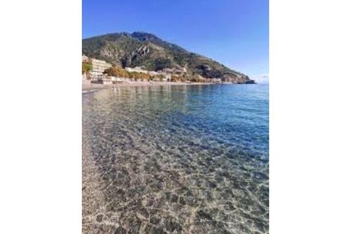 ένα νησί στο νερό δίπλα σε μια παραλία