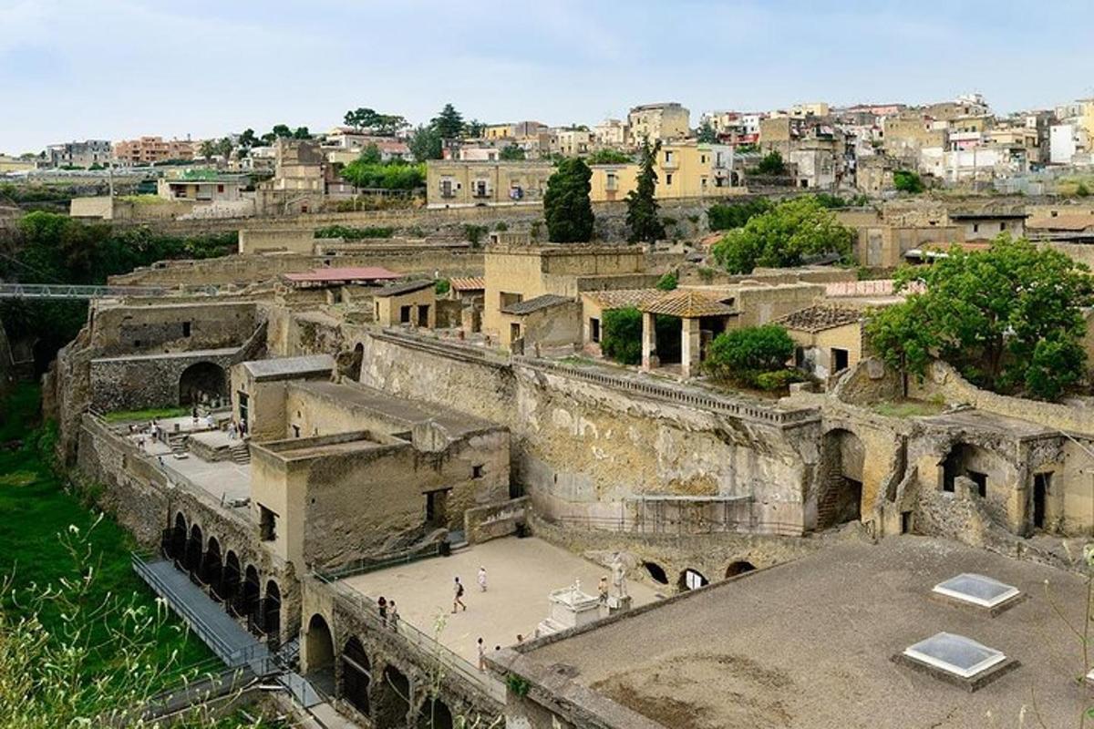 Una vista de una ciudad antigua con edificios.