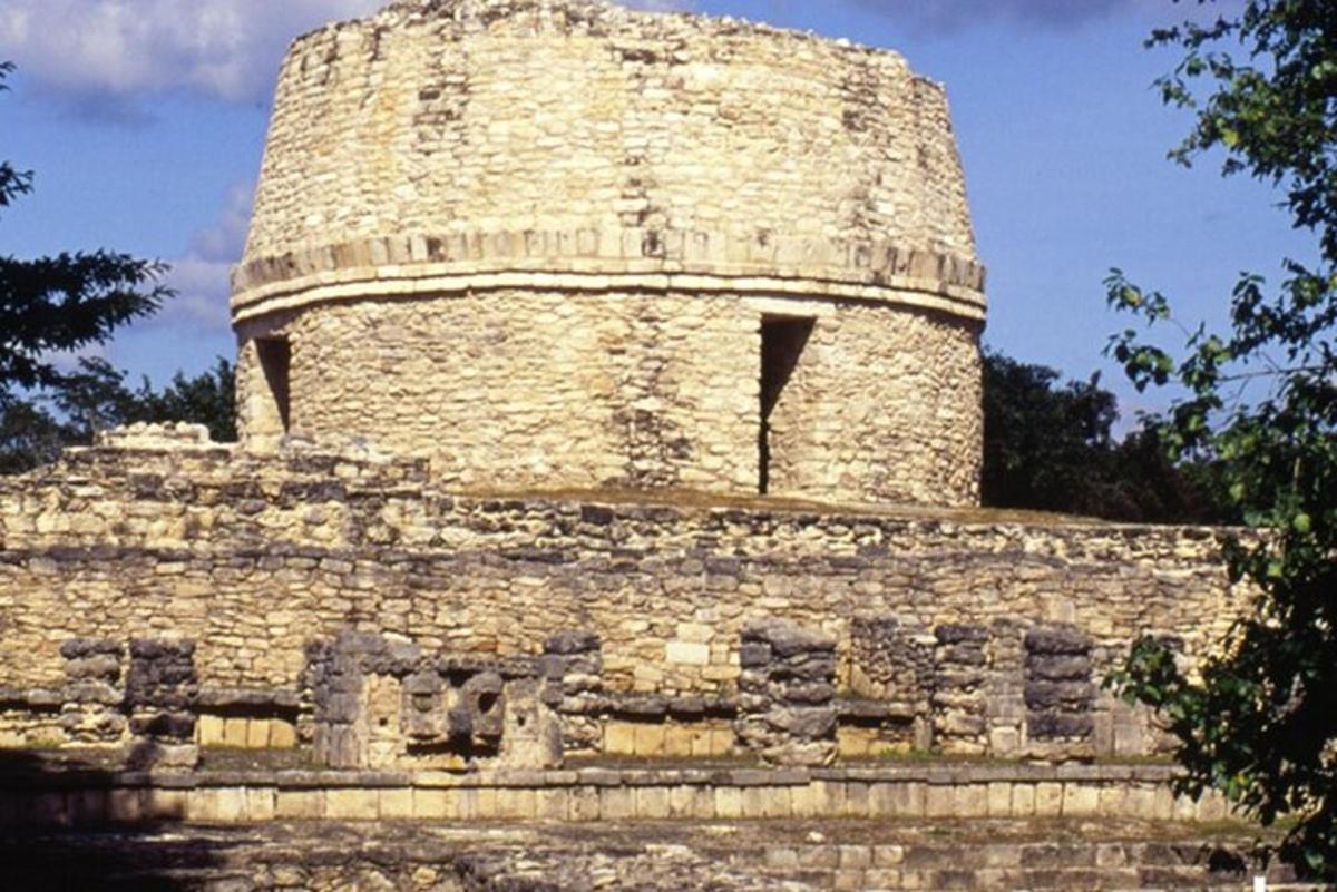 sebuah menara batu besar di atas sebuah bangunan