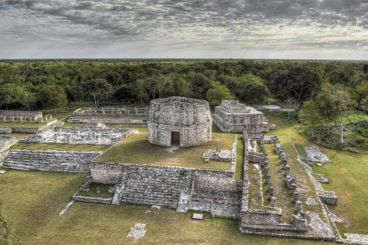 una vista aérea de un antiguo edificio de piedra