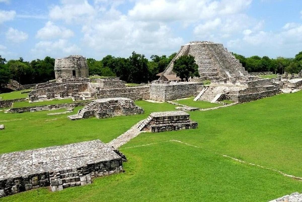 pemandangan udara runtuhan piramid mayan