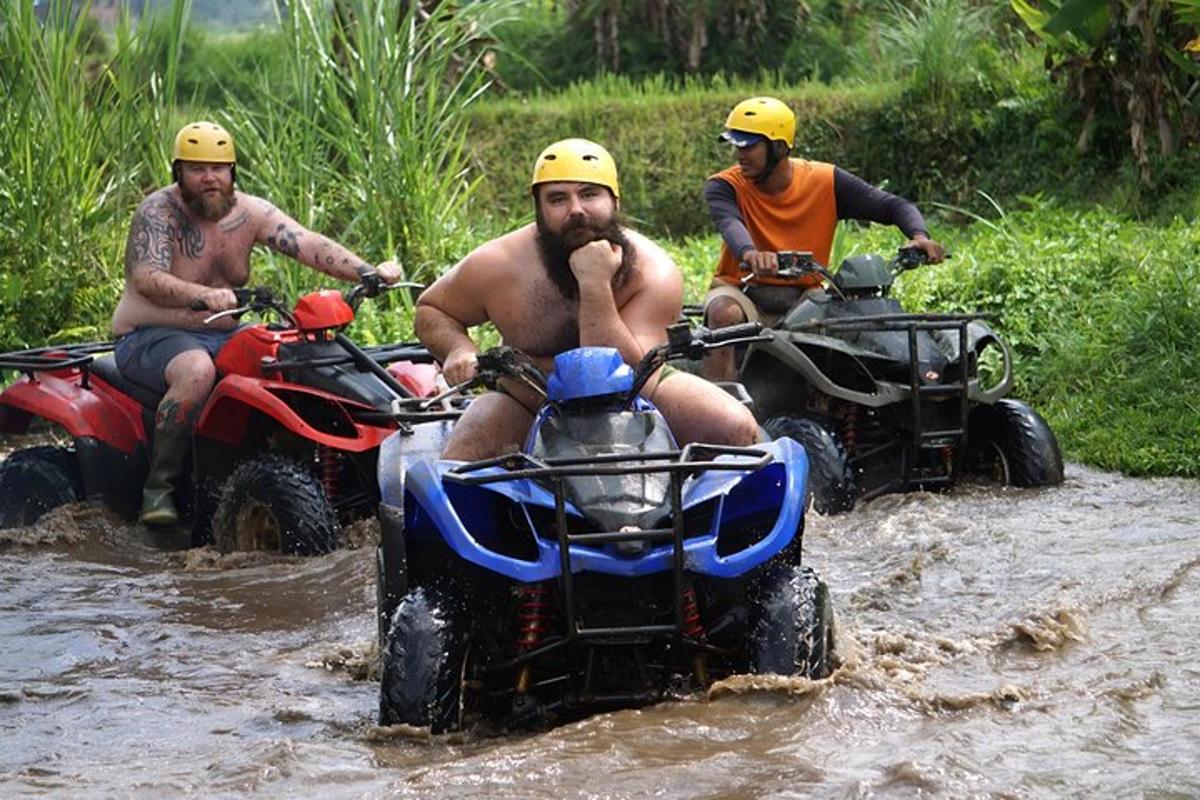 tiga lelaki menaiki atv di dalam air