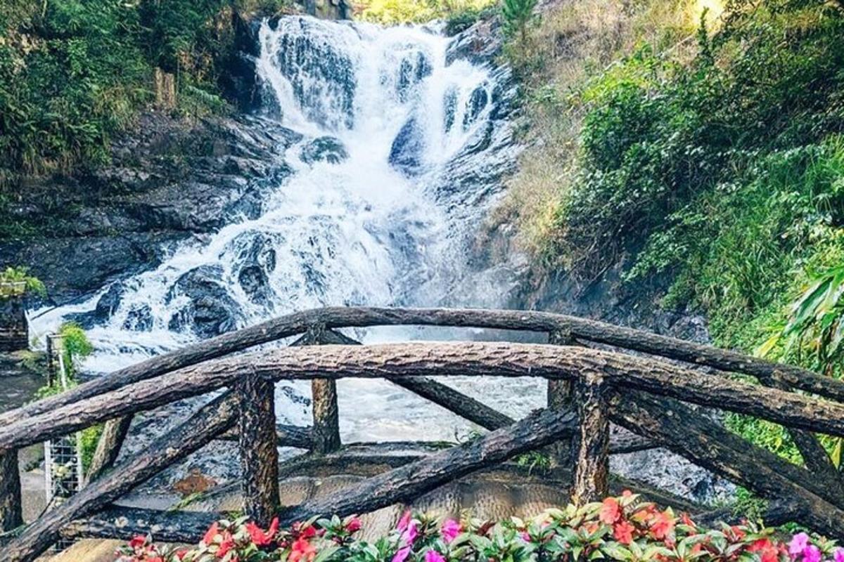 una cascata su un ponte di legno di fronte a un fiume