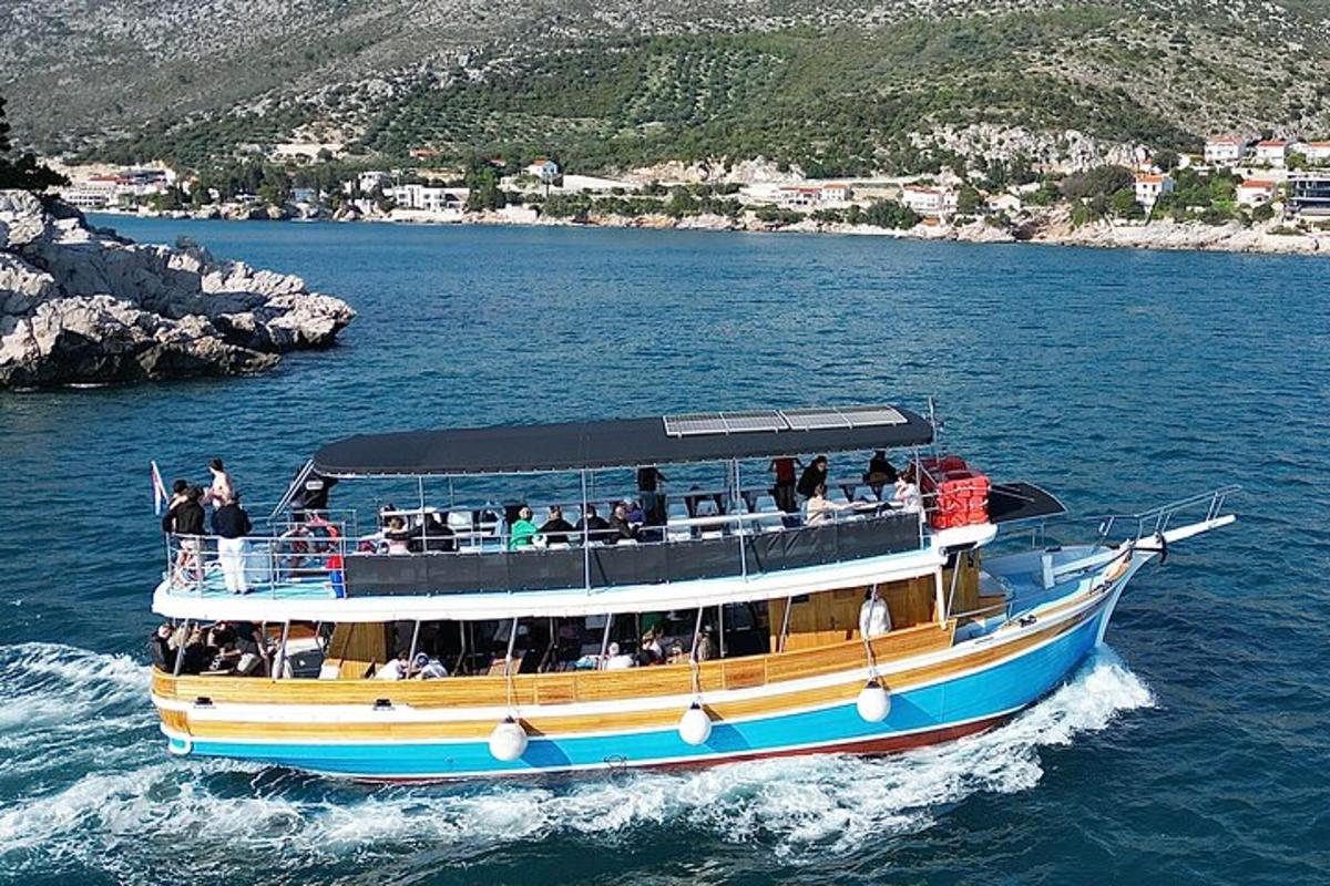 una barca con persone a bordo in acqua