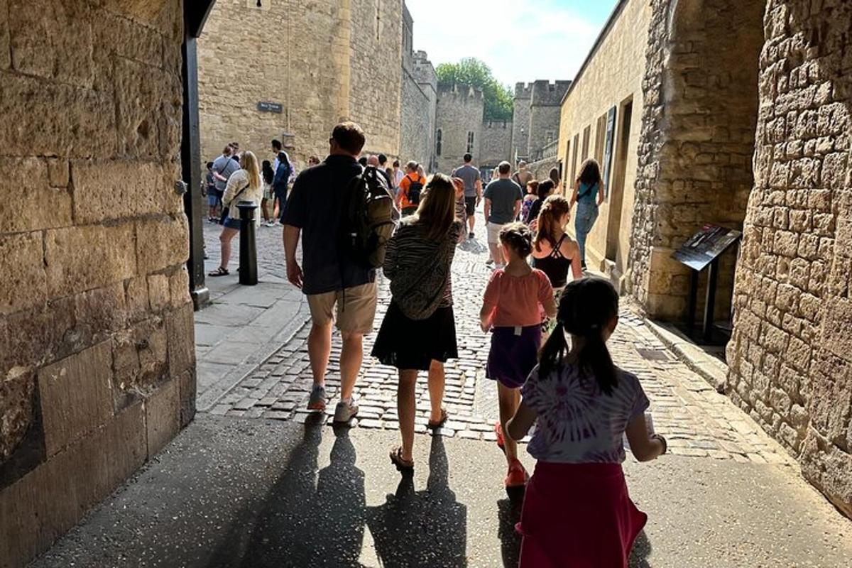 skupina lidí jdoucích po ulici