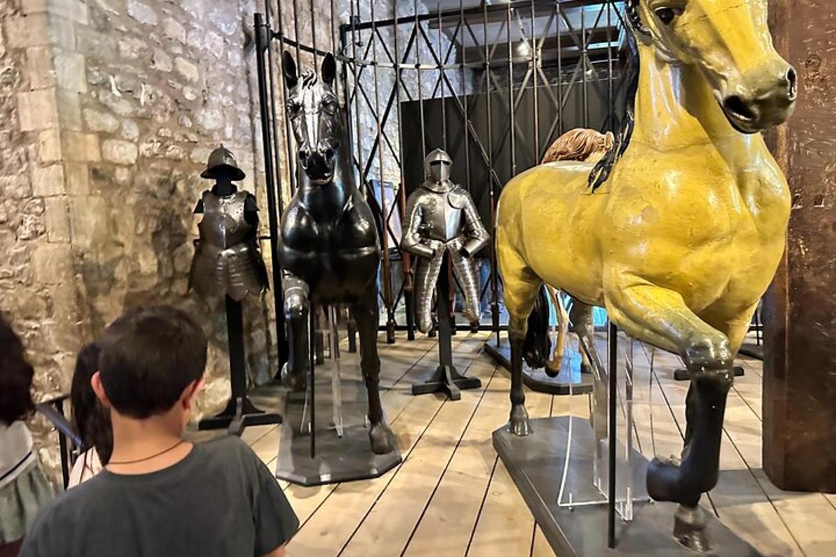 eine Gruppe von Menschen, die sich eine Ausstellung von Pferdestatuen ansehen