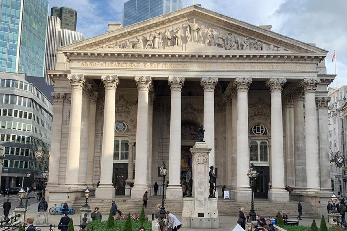 ένα μεγάλο κτίριο με κόσμο να περπατάει μπροστά του