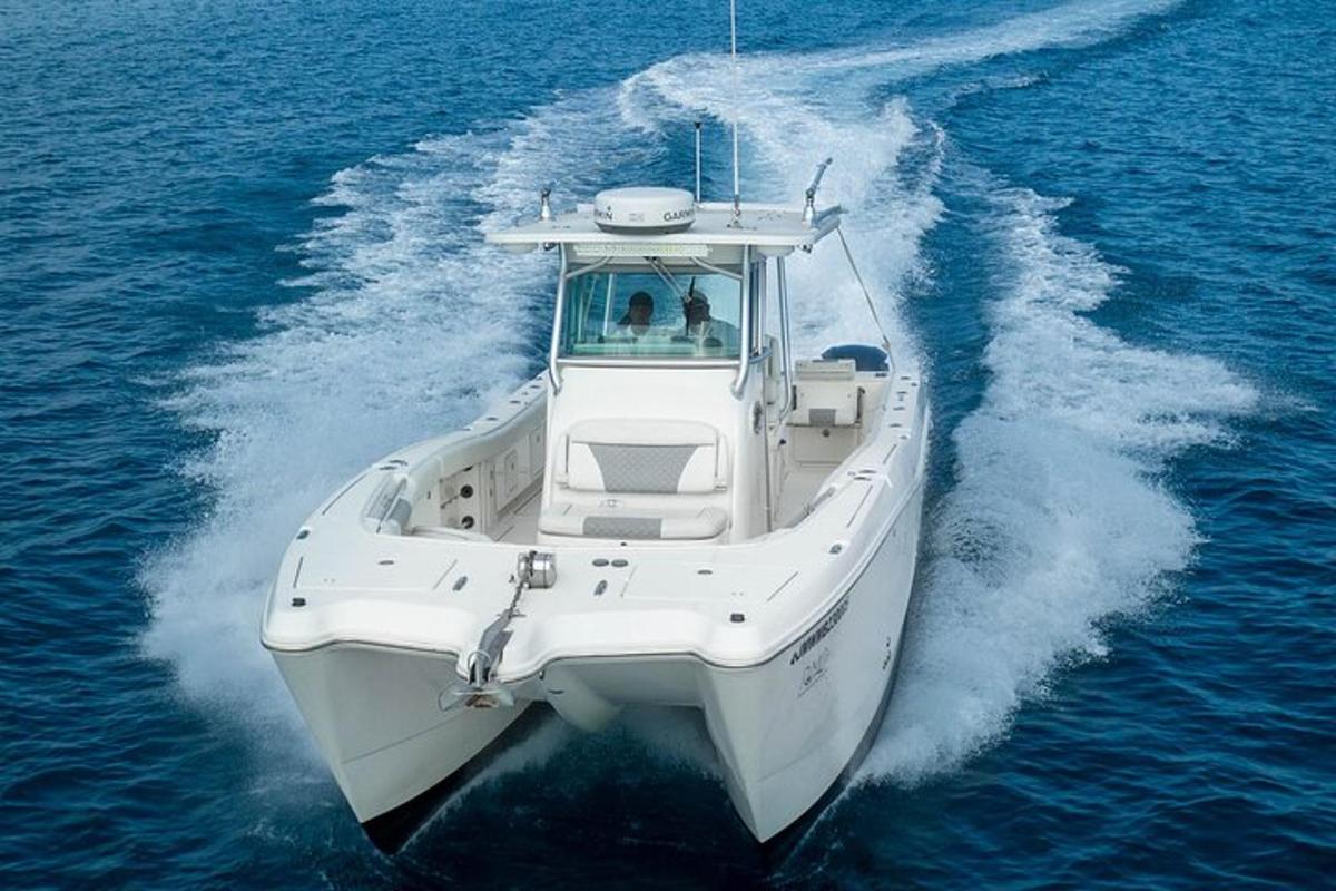 Un barco blanco en el agua del océano.