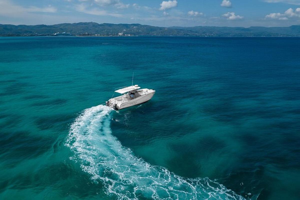 un barco en medio del agua