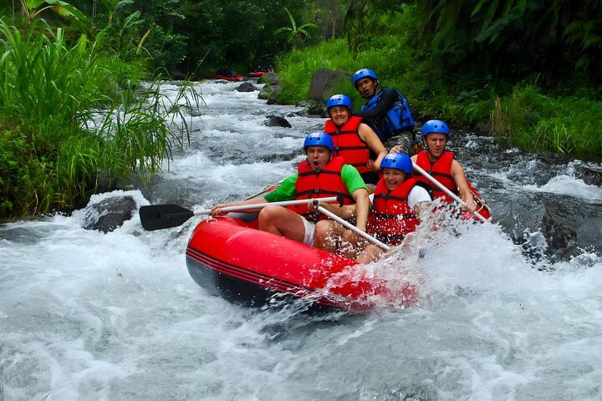 sekumpulan manusia dalam rakit di sungai