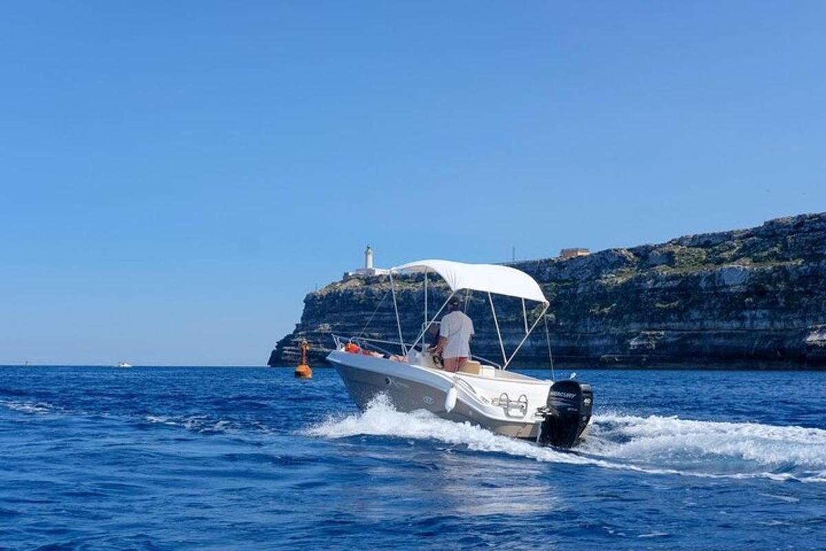 un hombre en un barco en el agua