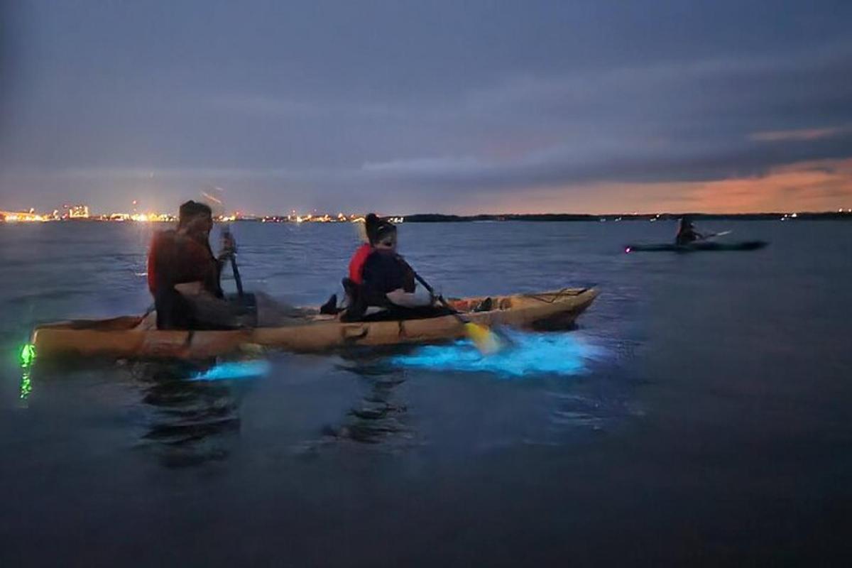 un gruppo di persone sedute su un kayak in acqua