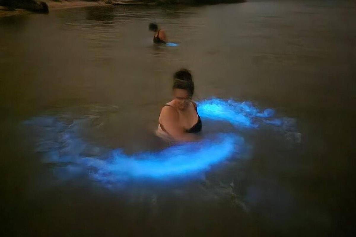 una donna in una vasca da bagno con una luce blu