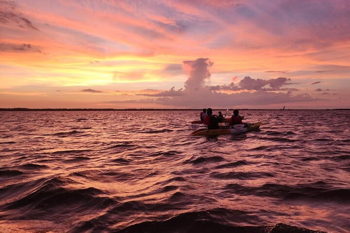 un gruppo di persone su una barca nell'oceano