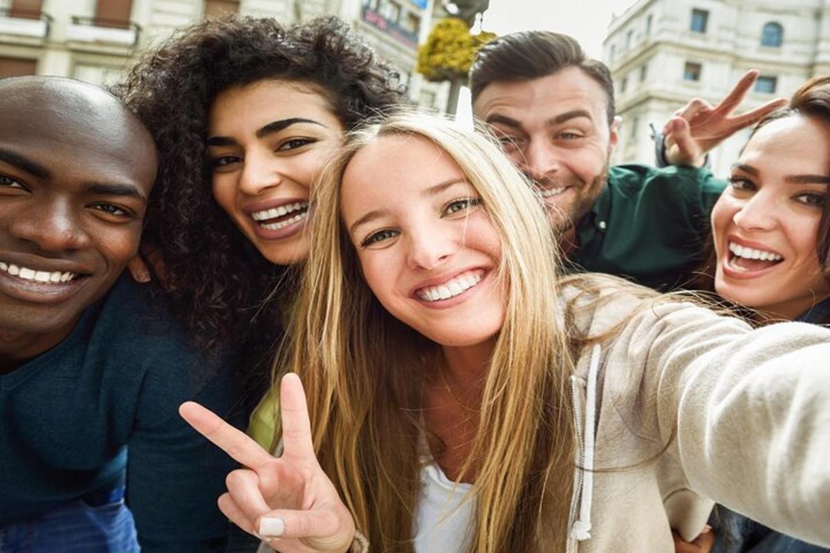 eine Gruppe von Menschen, die für ein Foto posieren