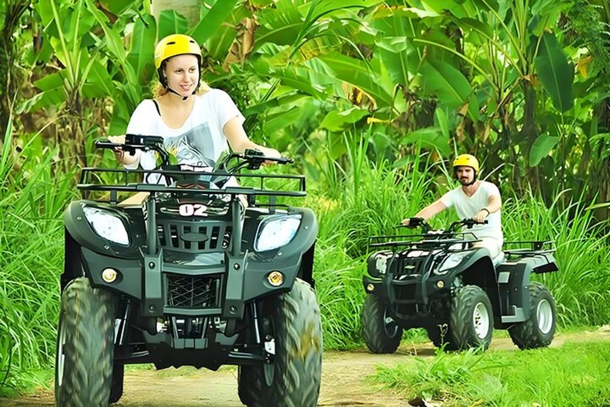 seorang pria dan seorang wanita mengendarai ATV