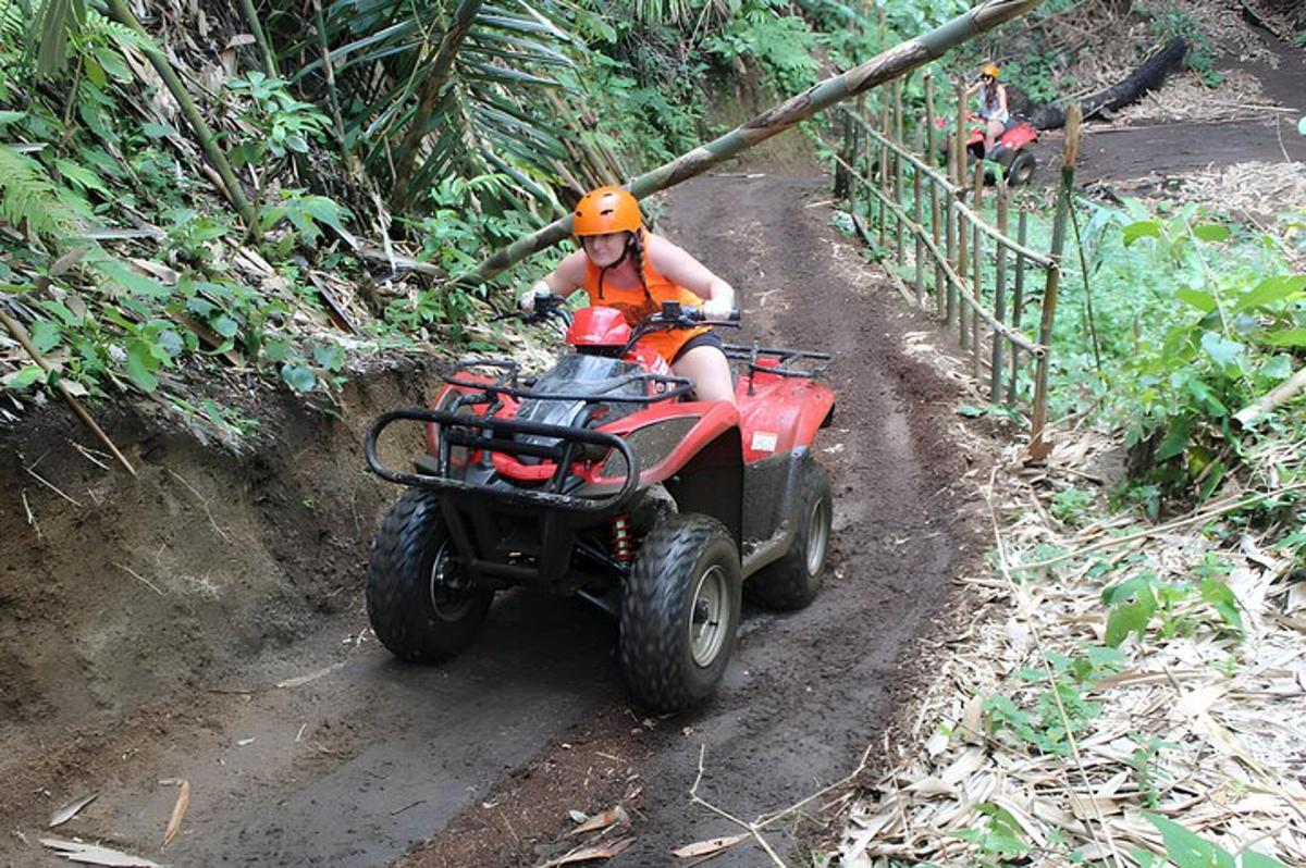 seseorang mengendarai ATV di jalan tanah