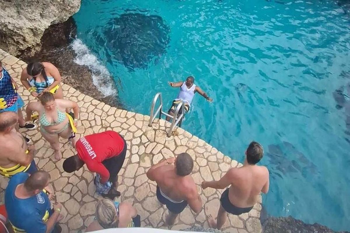 Un grupo de personas de pie alrededor de un estanque de agua.