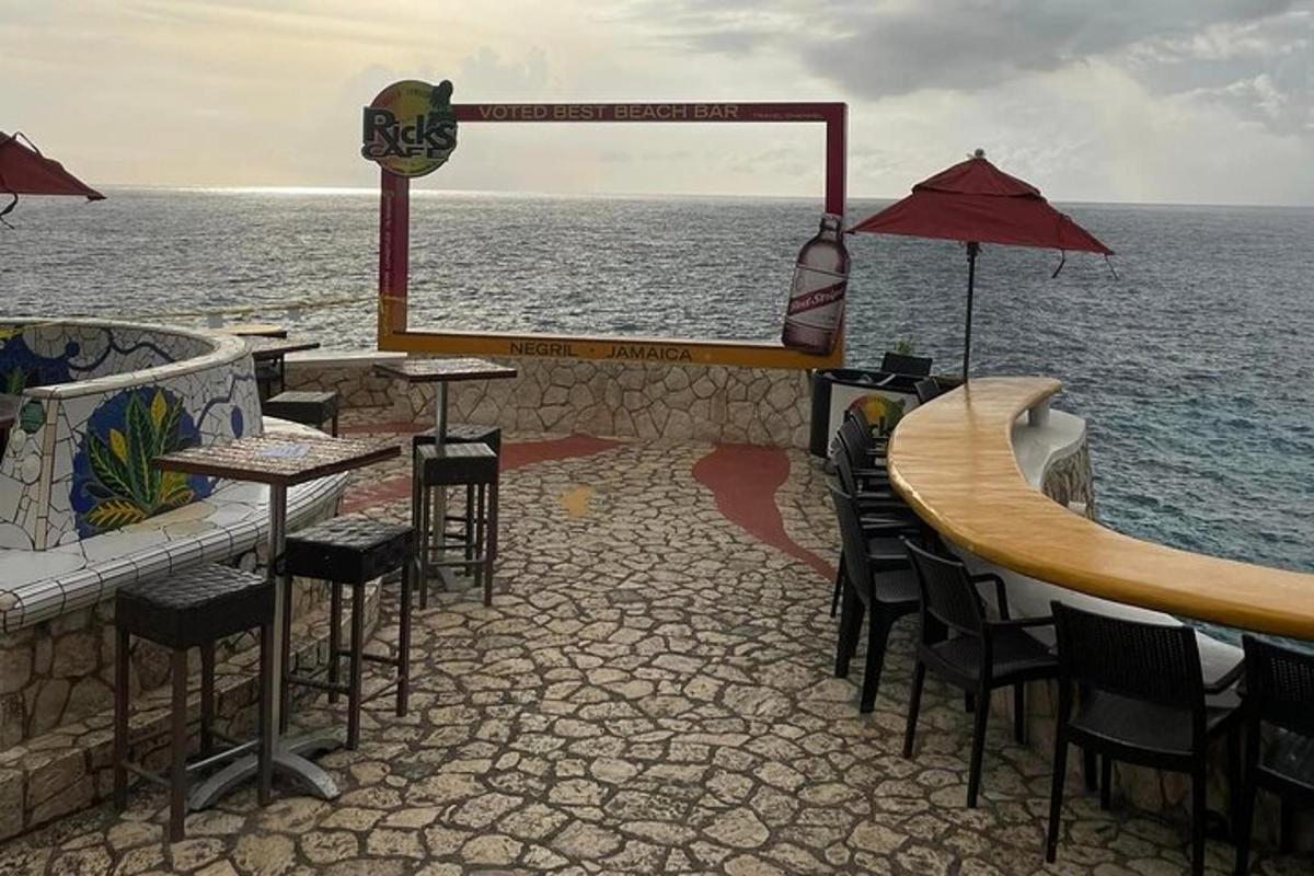 un ristorante su una barca nell'oceano