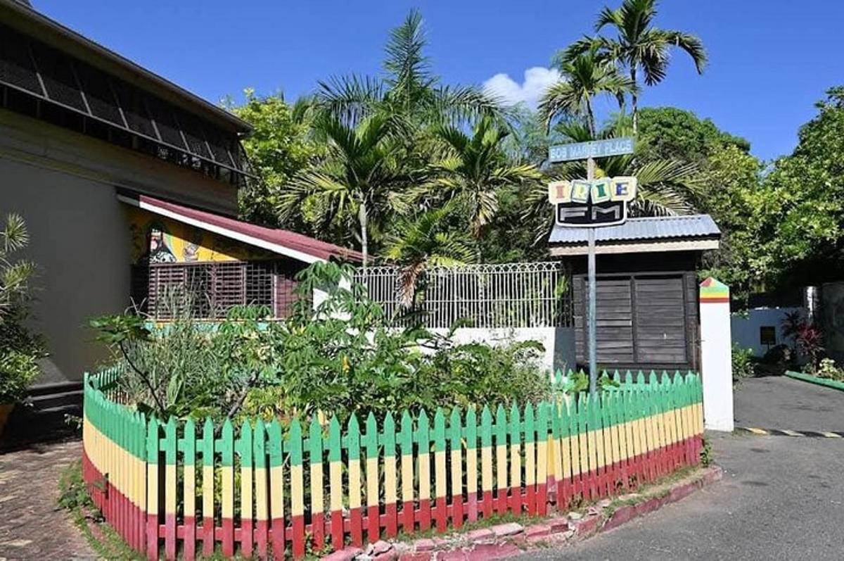 isang makulay na bakod sa harap ng isang gusali