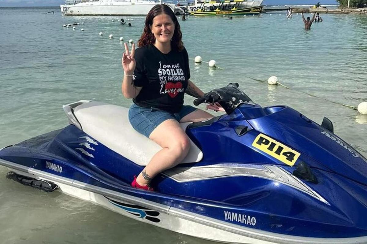 žena sedící na vodním skútru ve vodě