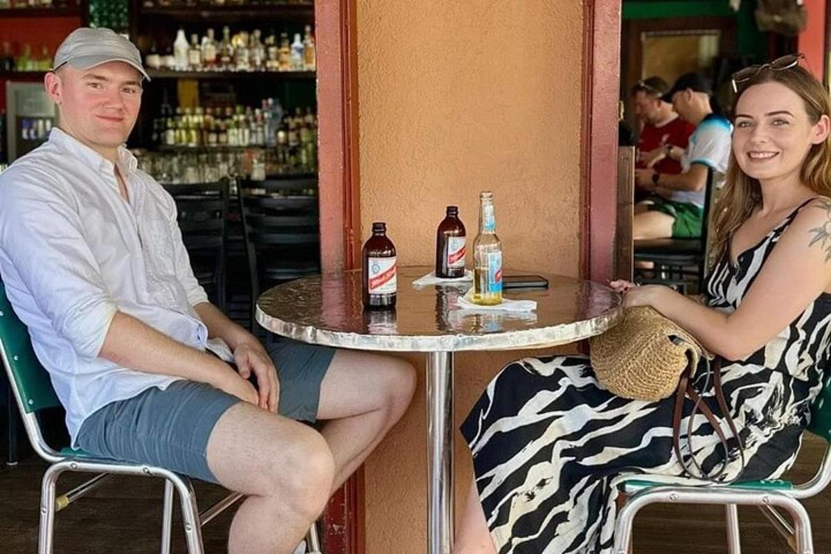 moški in ženska sedita za mizo